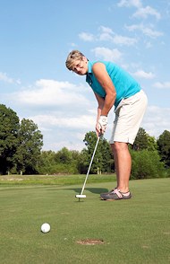 Lady putts at Hohenwald Golf Course